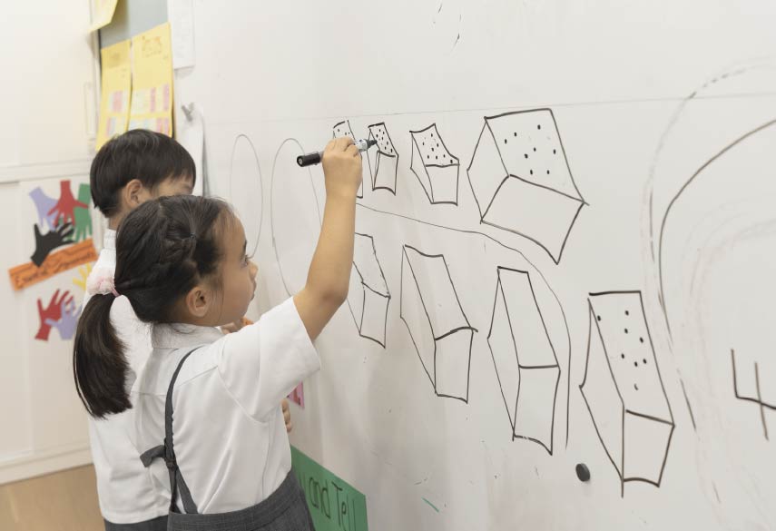 ホワイトボードに図形を書く生徒の写真
