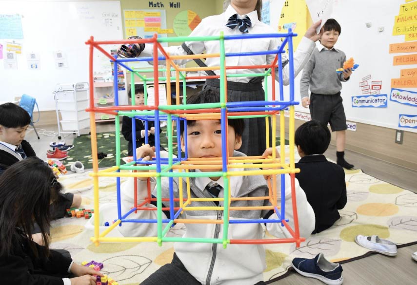 立体を持つ生徒の写真