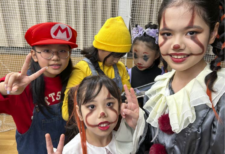 仮装する生徒たちの写真