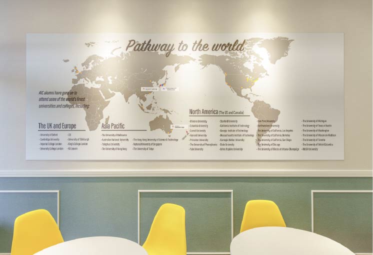 教室に貼られている世界地図の写真